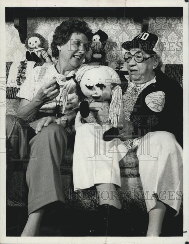 1979 Press Photo Actress Jean Stapleton & Mary Dobkin "Hallmark Fame Aunt Mary" - Historic Images