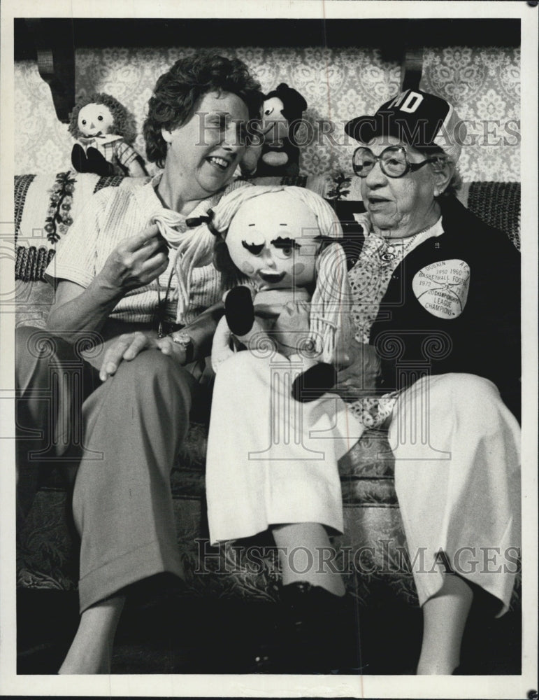 1979 Press Photo Actress Jean Stapleton & Mary Dobkin "Hallmark Fame Aunt Mary" - Historic Images