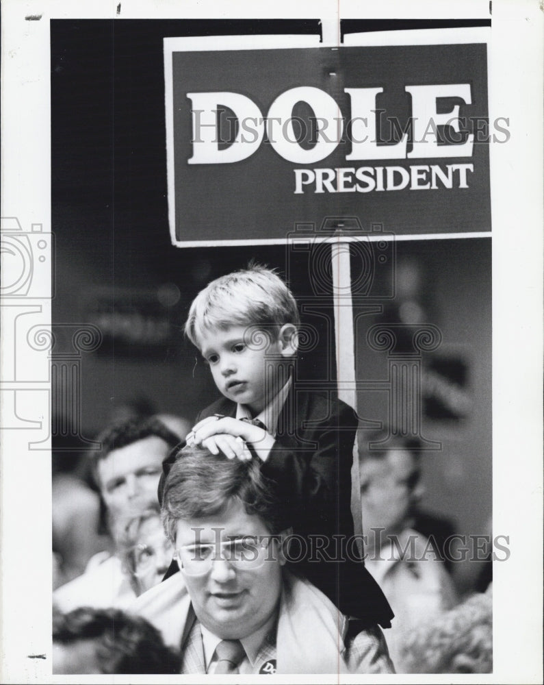 1988 Press Photo Trenton Roark Falls Asleep During Senator Bob Dole Speech - Historic Images