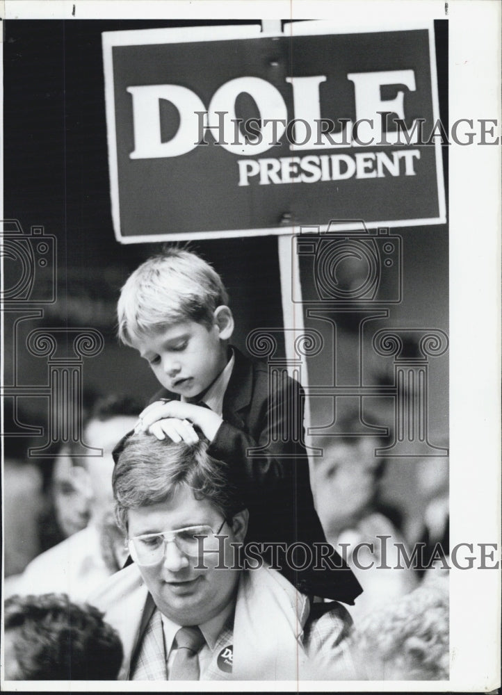 1988 Press Photo Trenton Roark Falls Asleep At Senator Bob Dole Campaign Speech - Historic Images