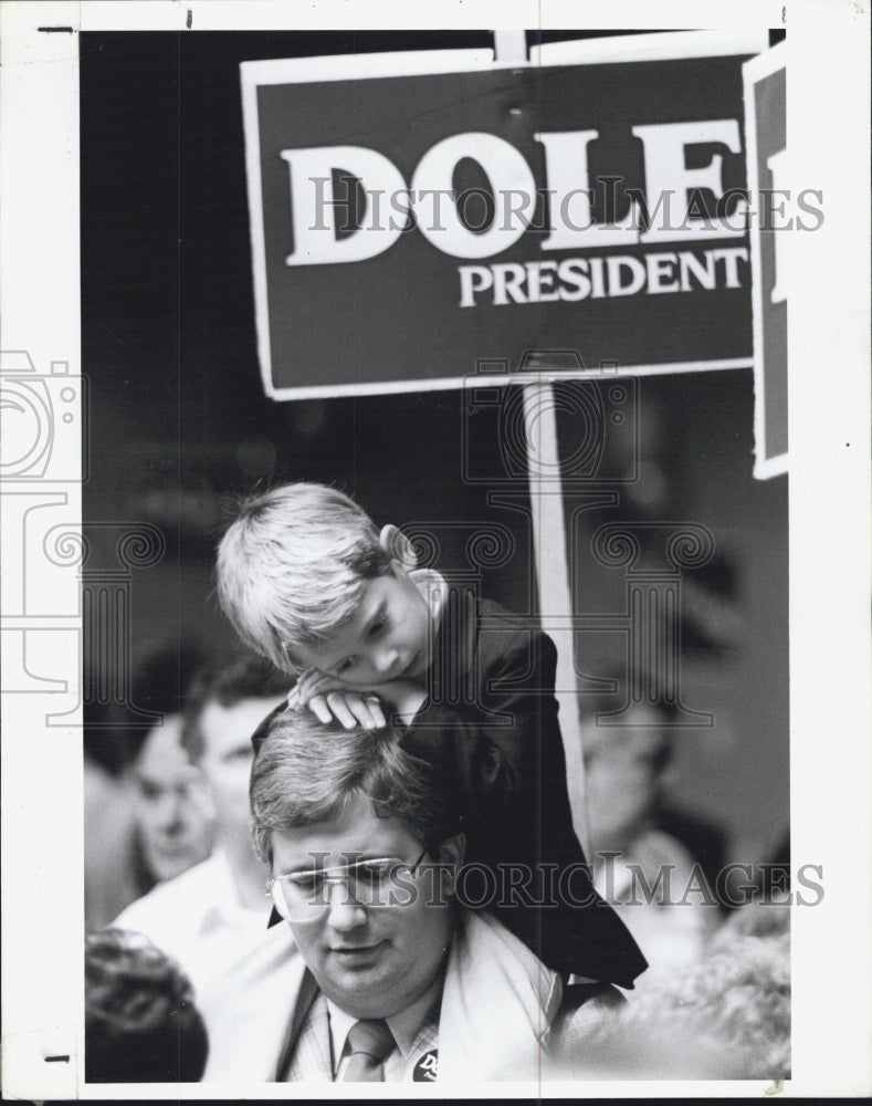 1988 Press Photo Trenton Roark Falls Asleep During Bob Dole Campaign Speech - Historic Images