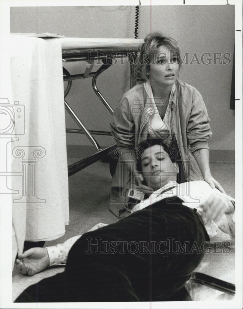 1986 Press Photo St Elsewhere Series Howie Mandel Shot Sagan Lewis Scene - Historic Images