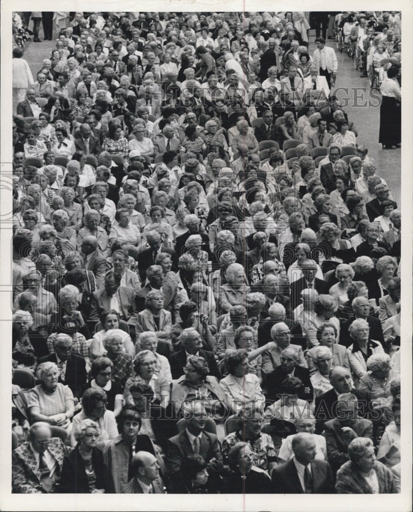 1974 Pianist Liberace Packed Crowed - Historic Images