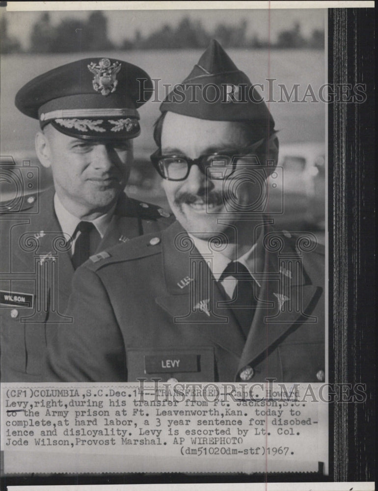 1967 Captain Howard Levy Transfer To Army Prison Fort Leavenworth - Historic Images