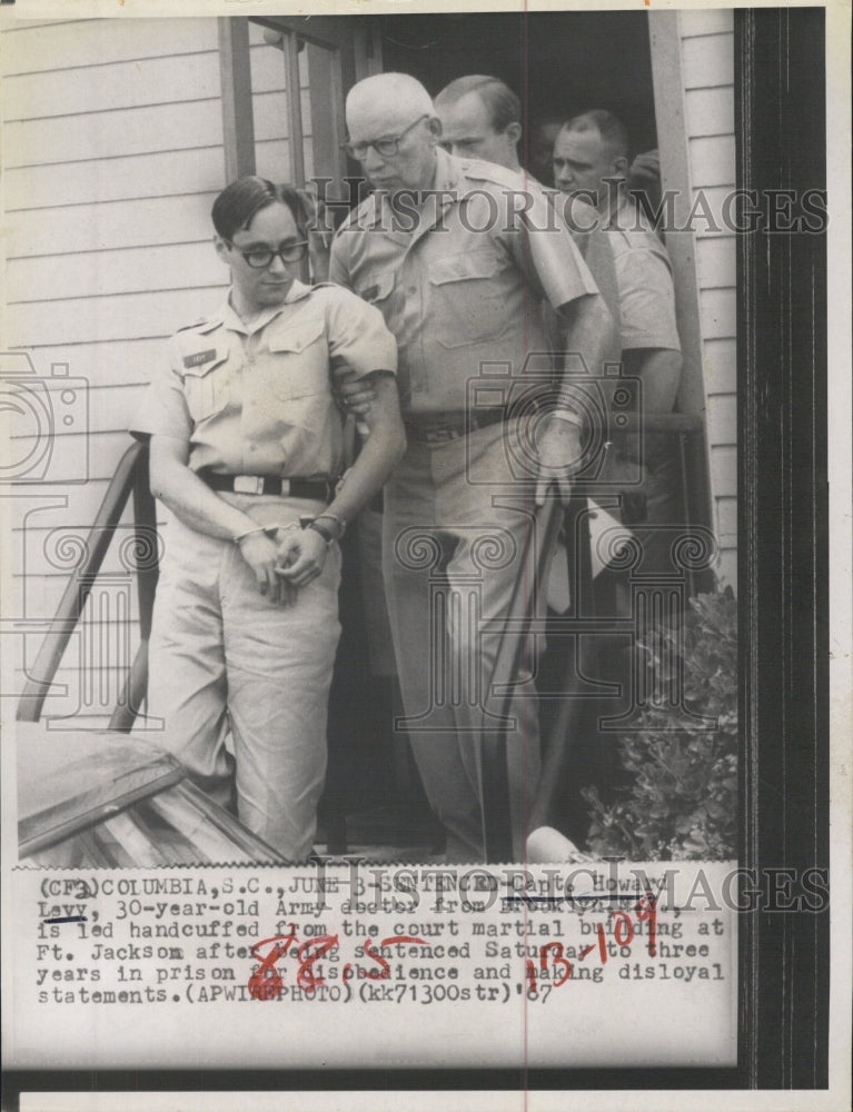 1967 Press Photo Army Doctor Captain Howard Levy Handcuffed South Carolina - Historic Images