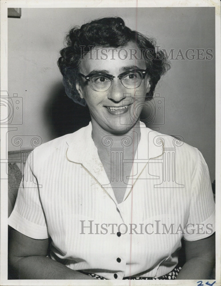 1952 Mrs. Bee Lewis - Historic Images