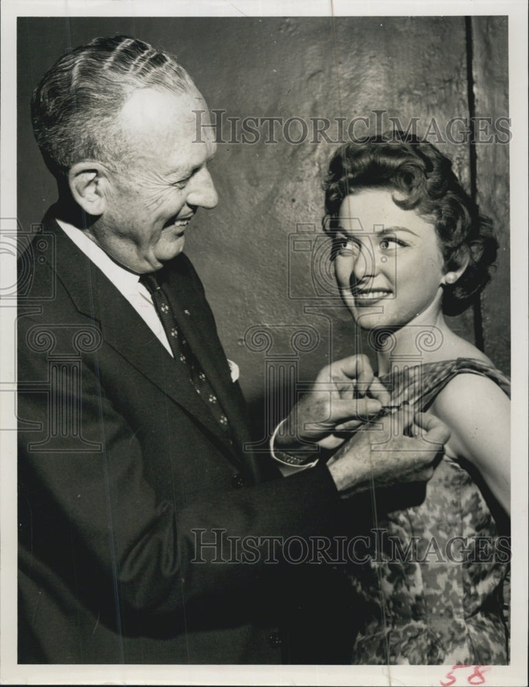 1957 Press Photo Miss Canada Dorothy Moreau &amp; Mayor Johnson - Historic Images