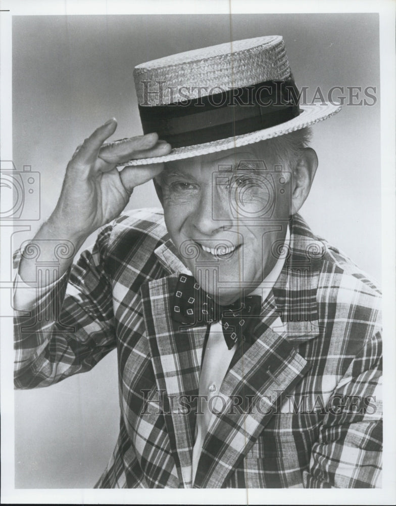 1986 Press Photo Actor Harry Morgan Wearing Hat In Plaid Suit - Historic Images