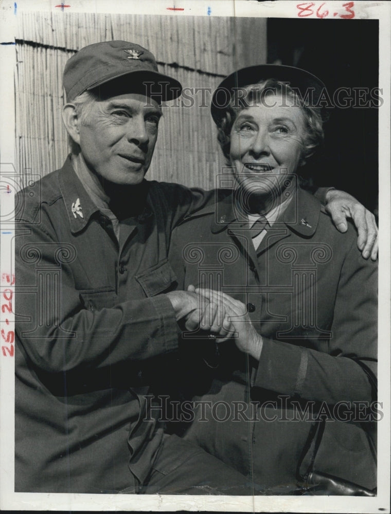 1978 Press Photo MASH Series Actors Carmen Mathews Harry Morgan Holding Hands - Historic Images