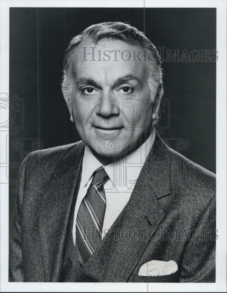 1984 Press Photo Robert Mandan Threes a crowd Actor - Historic Images