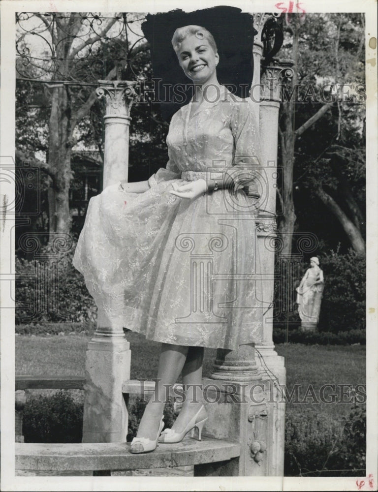 Press Photo Party dress with full skirt - Historic Images