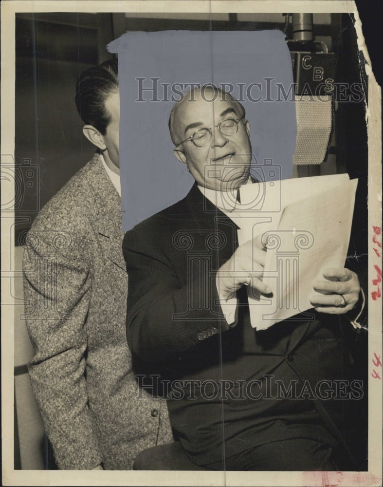 1962 Actor Victor Moore Holding Papers - Historic Images