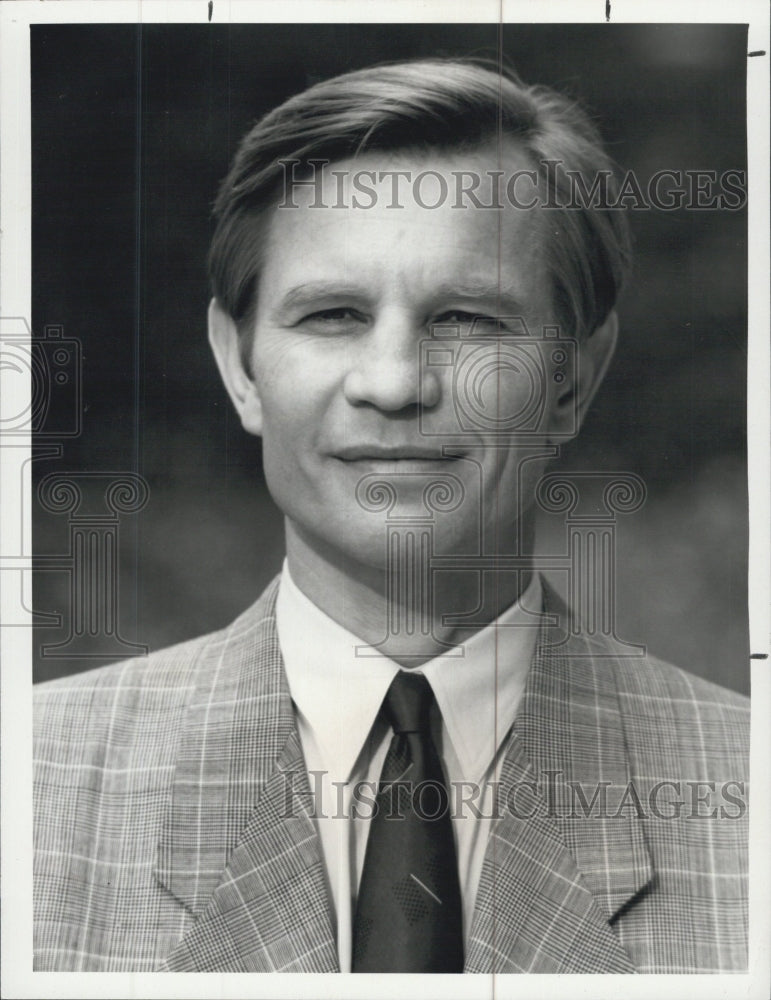 1987 Press Photo Michael York "Knots Landing" - Historic Images