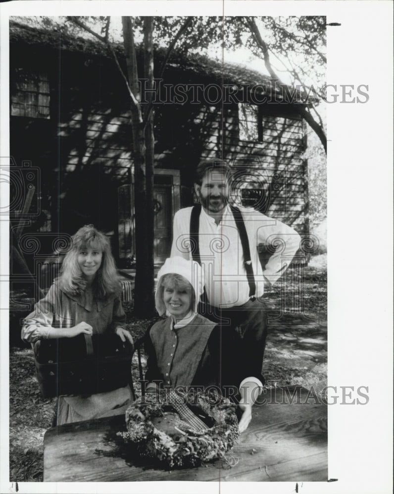 1989 Press Photo Yoss Family Niki Carolyn Larry Reenactment - Historic Images