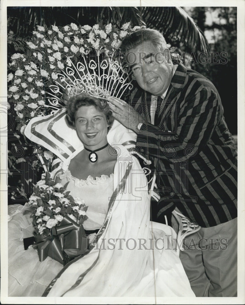 Press Photo Pick Pope crowned Jan Kelly as Rose Queen. - Historic Images