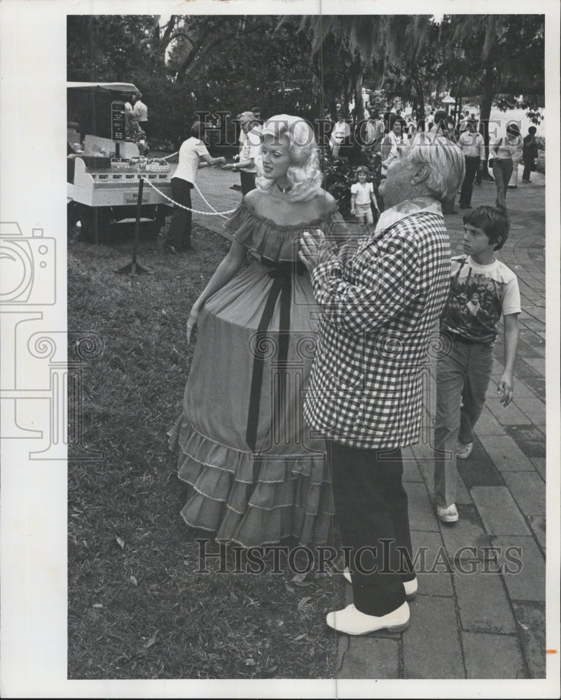 1976 Dick Pope Talks with Gardens Employee Ellie Johnson - Historic Images