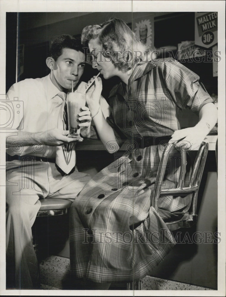 Press Photo Charlie York and Joan Mikesell are sharing a milkshake. - Historic Images
