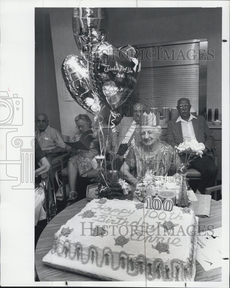 1984 Press Photo Anne Poole, celebrating her 100 years birthday. - Historic Images