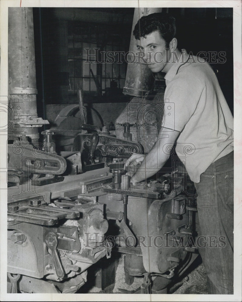 1966 Press Photo John Pomfret of Manchester at machine, Anderson Lumber Company. - Historic Images