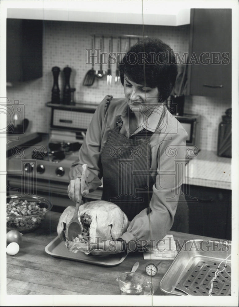 1986 Press Photo Thanksgiving Turkey Dinner Preparation/Turkey Stuffing - Historic Images