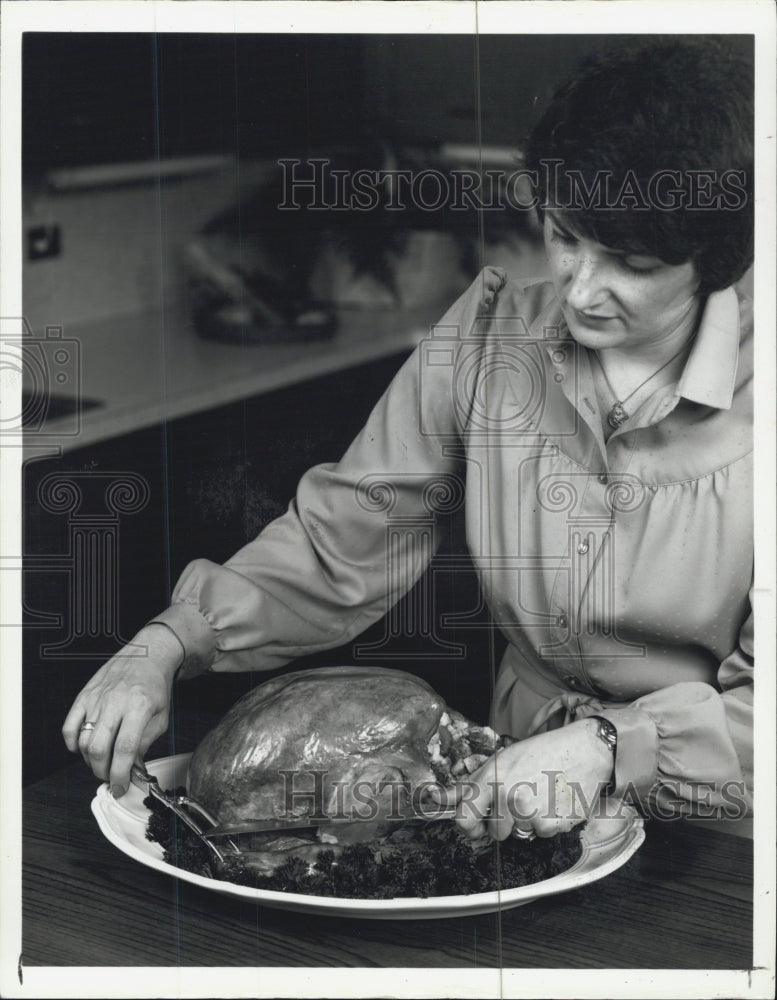 1981 Press Photo Roasting Turkey/Thanksgiving Dinner - Historic Images