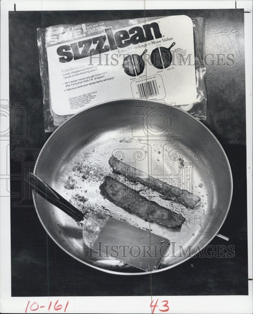 1983 Press Photo Sizzlean Bacon Compared To Regular Bacon Frying Pan - Historic Images