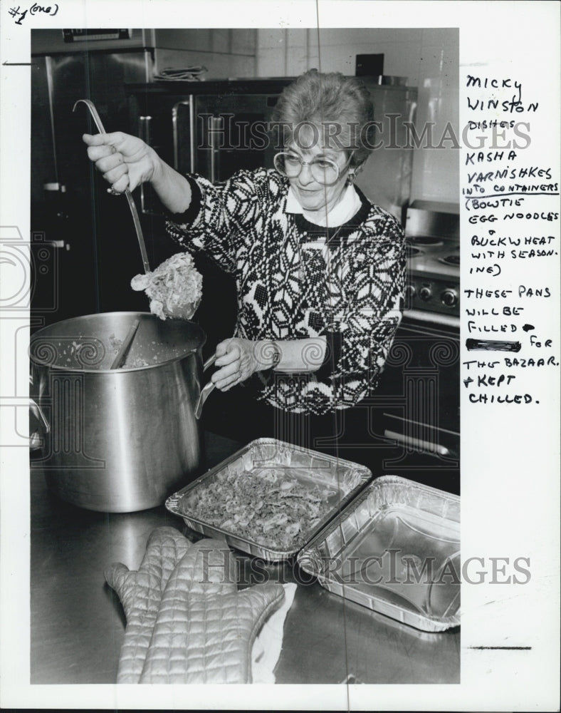 1988 Press Photo Micky Winston Cooks For Hadassah Kosher Dinner Bazaar - Historic Images