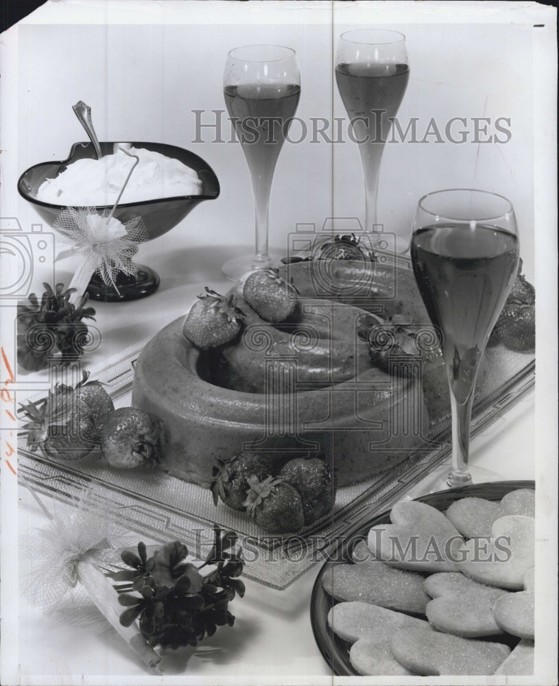 1982 Press Photo Double Ring Congealed Salad Made Of Strawberries And Rhubarb - Historic Images