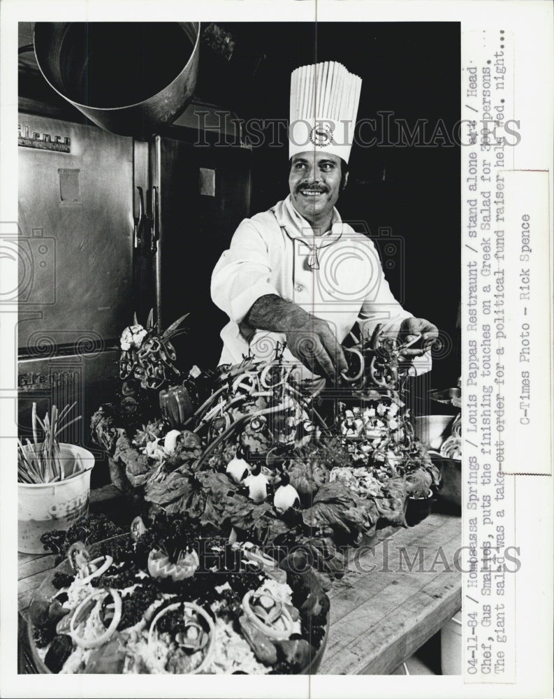 1984 Press Photo Louis Pappas Restaurant Chef Gus Smalies Fixing Salads - Historic Images