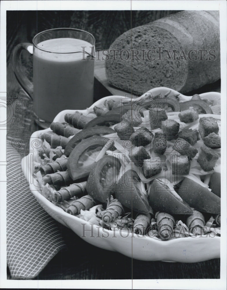 1985 Press Photo Reuben Salad Platter Topped With Corned Beef,Cheese,Bacon - Historic Images