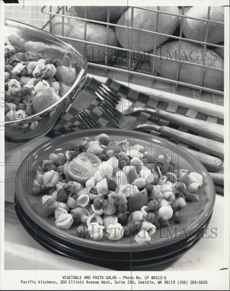 1985 Press Photo Vegetable & Pasta Salad with grated Parmesan Cheese - Historic Images