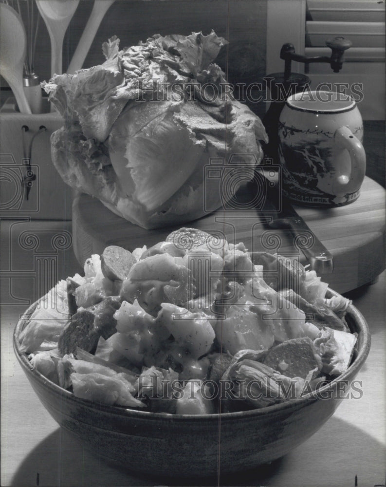 1985 Press Photo Hot Potato Salad With Iceberg Lettuce Chunks - Historic Images