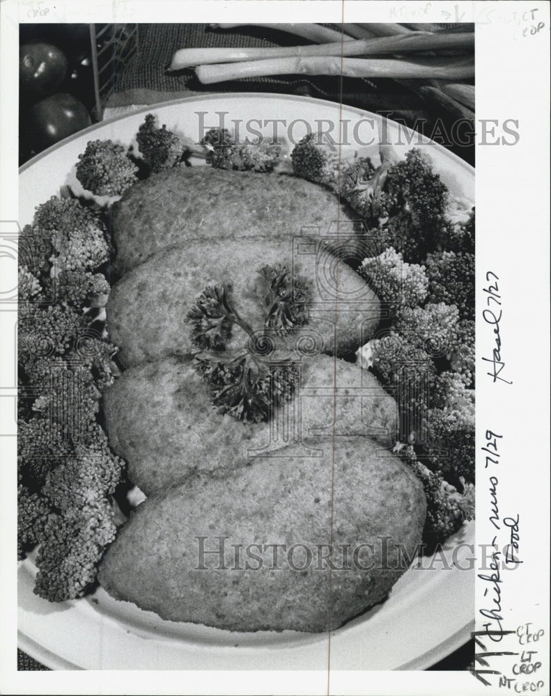 1987 Press Photo Chicken Cordon Bleu Dish Steamed Broccoli Vegetables - Historic Images