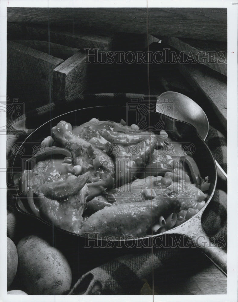 1985 Press Photo Smothered Braised Chicken Dish Onions Bell Peppers Cuisine - Historic Images