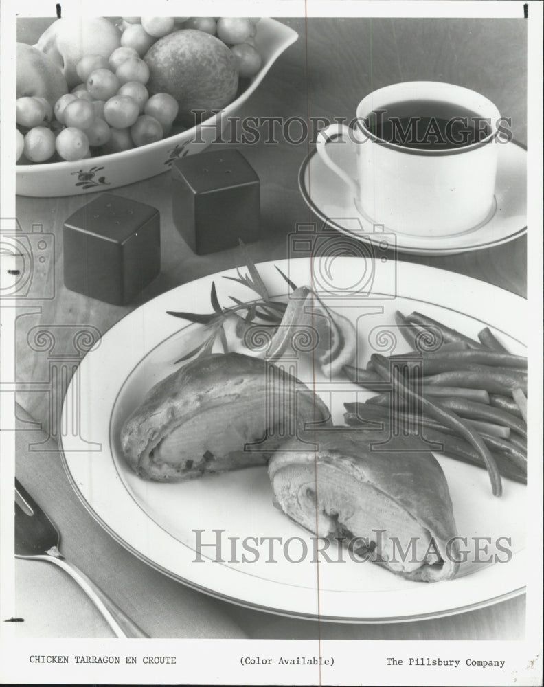 1984 Press Photo Chicken Tarragon En Croute Served On China With Fruit And Tea - Historic Images