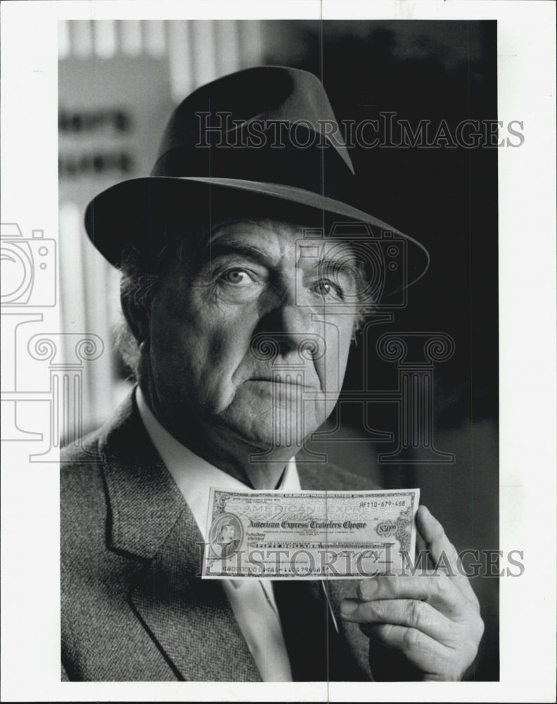 1987 Press Photo Actor Malden Karl holding an American Express travelers check - Historic Images