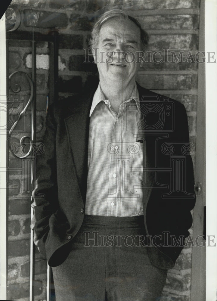 1984 Press Photo Karl Malden takes a break in Los Angeles during the filming of - Historic Images