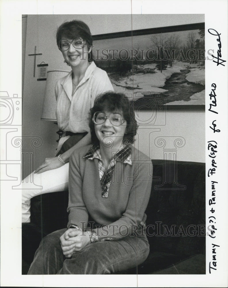 1983 Press Photo Tami and Pami Popp cannot rent a one bedroom apartment together - Historic Images