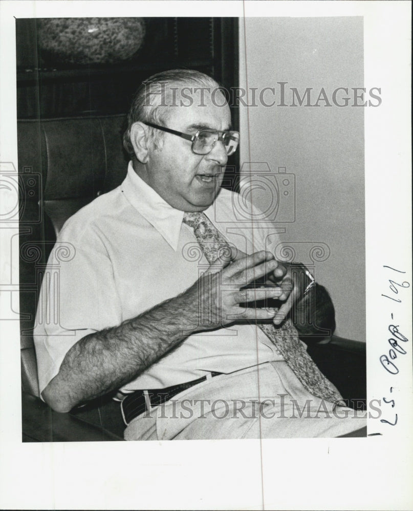 1979 Press Photo Grace Lutheran Church Pastor Harold Popp Speaking Seated - Historic Images