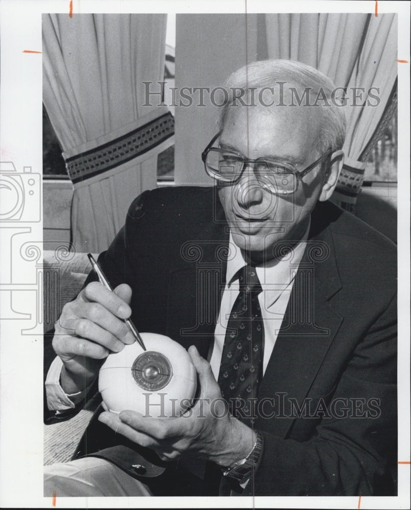 1983 Press Photo Dr. Irwin Pollack Expert Glaucoma Tampa Campaign Eye Awareness - Historic Images