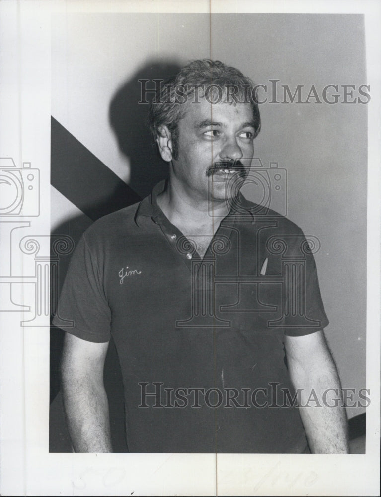 1982 Press Photo St Petersburg Man Jim Carter Discussing Taxes - Historic Images