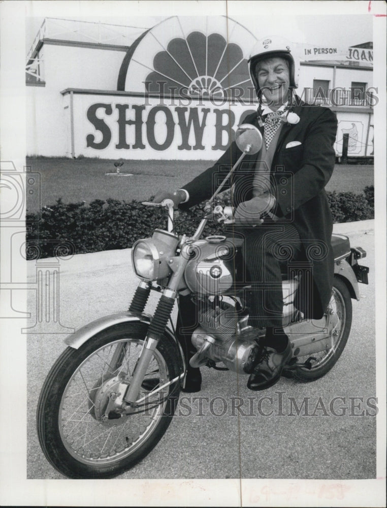 1971 Press Photo Showboat Actor Jay Barney Riding Motorcycle Pinellas County - Historic Images