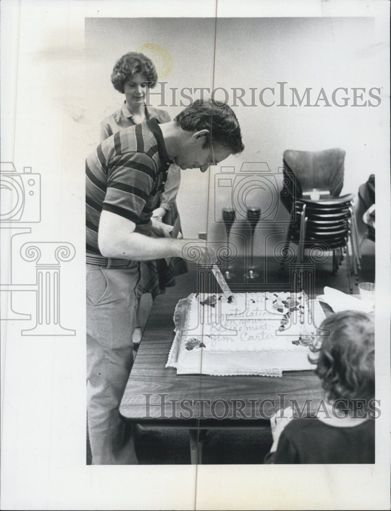 1982 Press Photo St Petersburg Times Staffer Jim Carter Cutting Retirement Cake - Historic Images