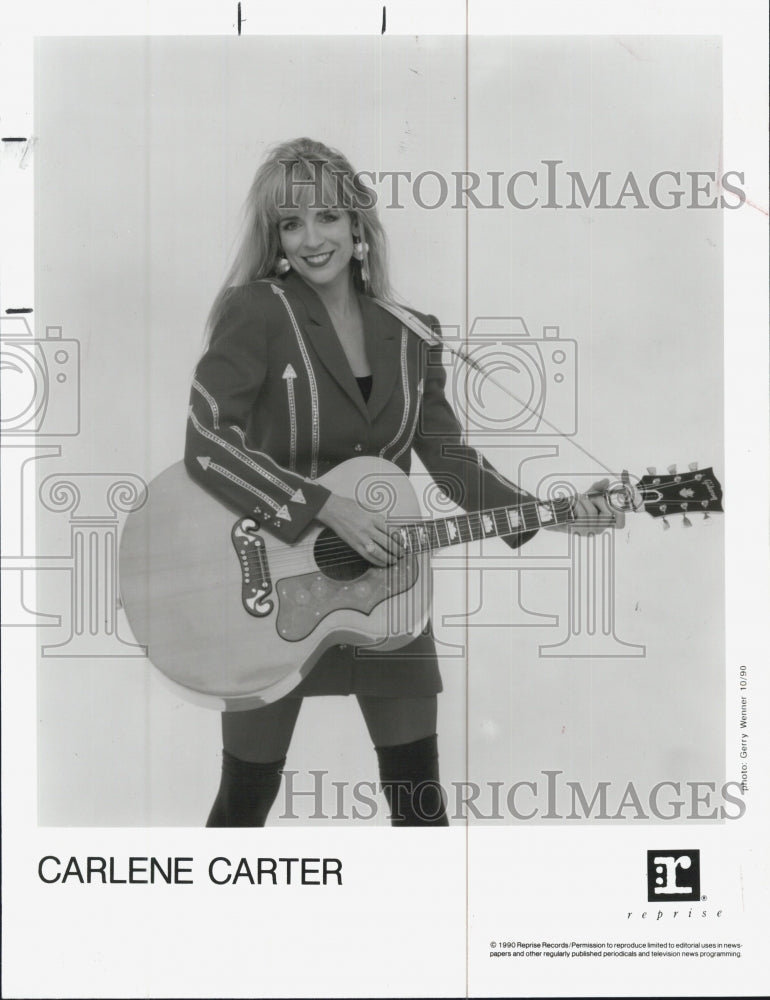 1993 Press Photo Musician Carlene Carter With Guitar Portrait - Historic Images