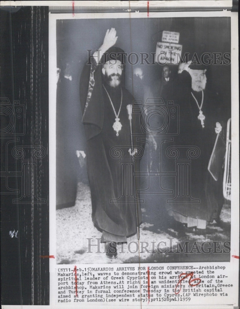 1959 Press Photo Archbishop Makarios Waving To Demonstrators London Airport - Historic Images