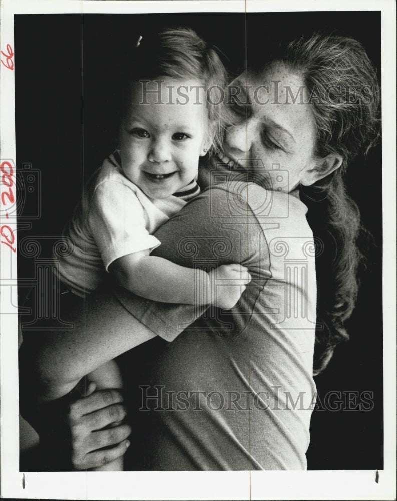 1981 Press Photo Teresa Mejer and baby daughter - Historic Images