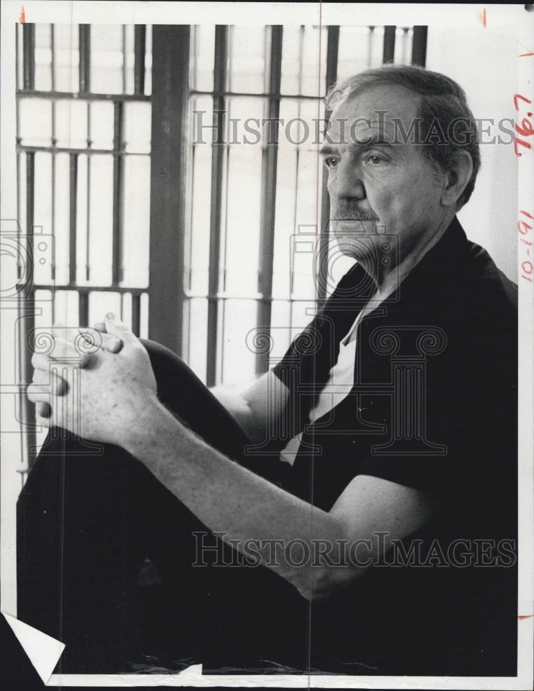 1980 Press Photo Actor Karl Malden as a Reporter in CBS Movie &quot;Word of Honor&quot; - Historic Images