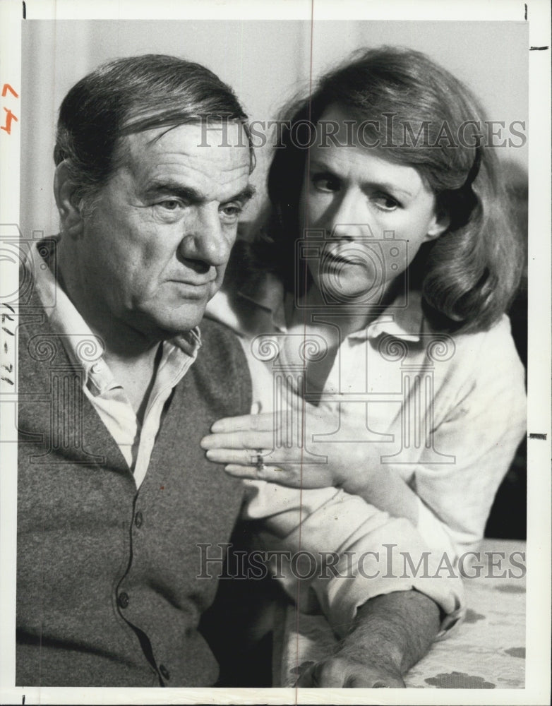 1979 Press Photo Actor Karl Malden and Actress Piper Laurie stars in Skag. - Historic Images