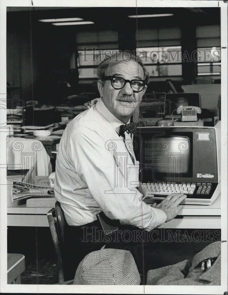 1980 Press Photo Word Of Honor Film Actor Karl Malden At Computer Scene - Historic Images