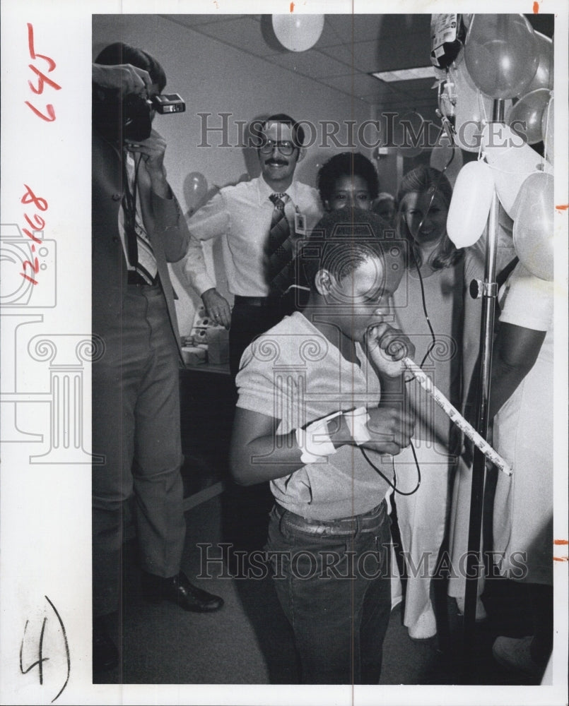 1980 Press Photo Surprize 10th birthday party for Arthur &quot;Peanut&quot; Hampton - Historic Images